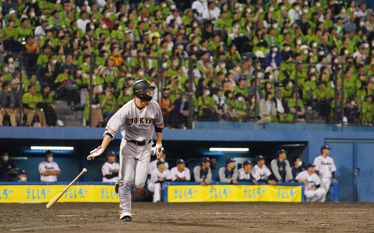 ヤクルト対巨人　7回表巨人無死二、三塁、左越え2点適時二塁打を放つ秋広（撮影・横山健太）