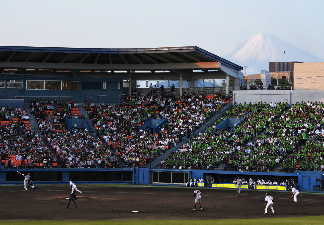 ヤクルト対巨人　1回表巨人2死一、二塁、富士山を背に中前適時打を放つ秋広。投手吉村（撮影・横山健太）