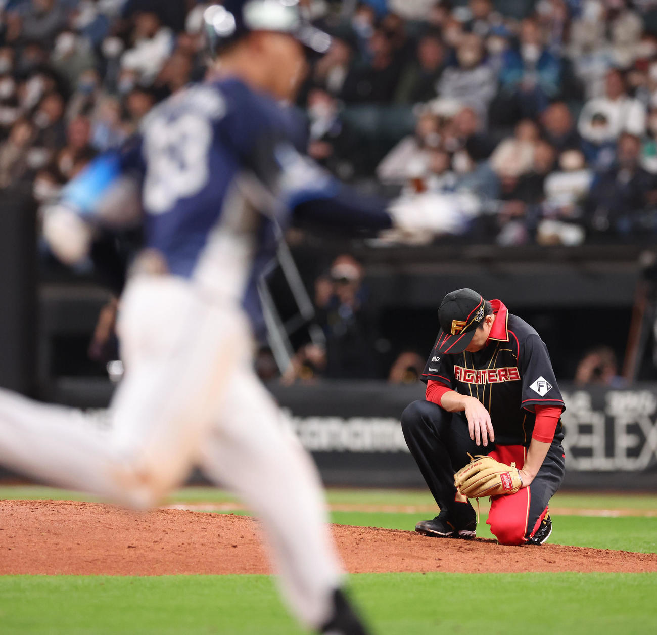 日本ハム対西武　9回表西武2死、長谷川（左手前）に同点となる左越え本塁打を浴びる田中正（撮影・佐藤翔太）