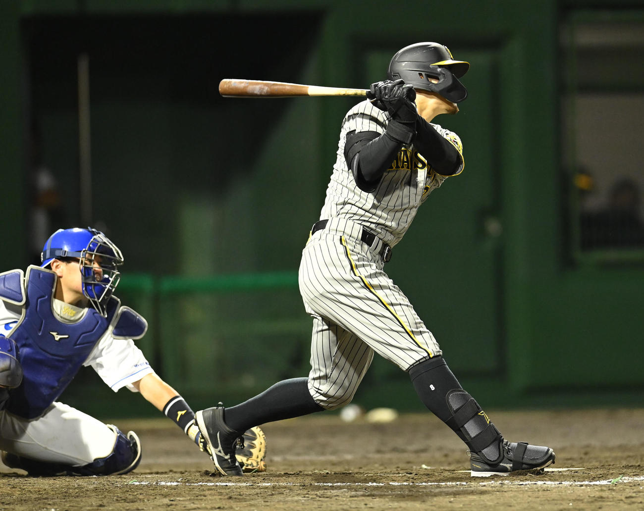 中日対阪神　5回表阪神無死一、二塁、左中間へ適時二塁打を放つ佐藤輝（撮影・森本幸一）