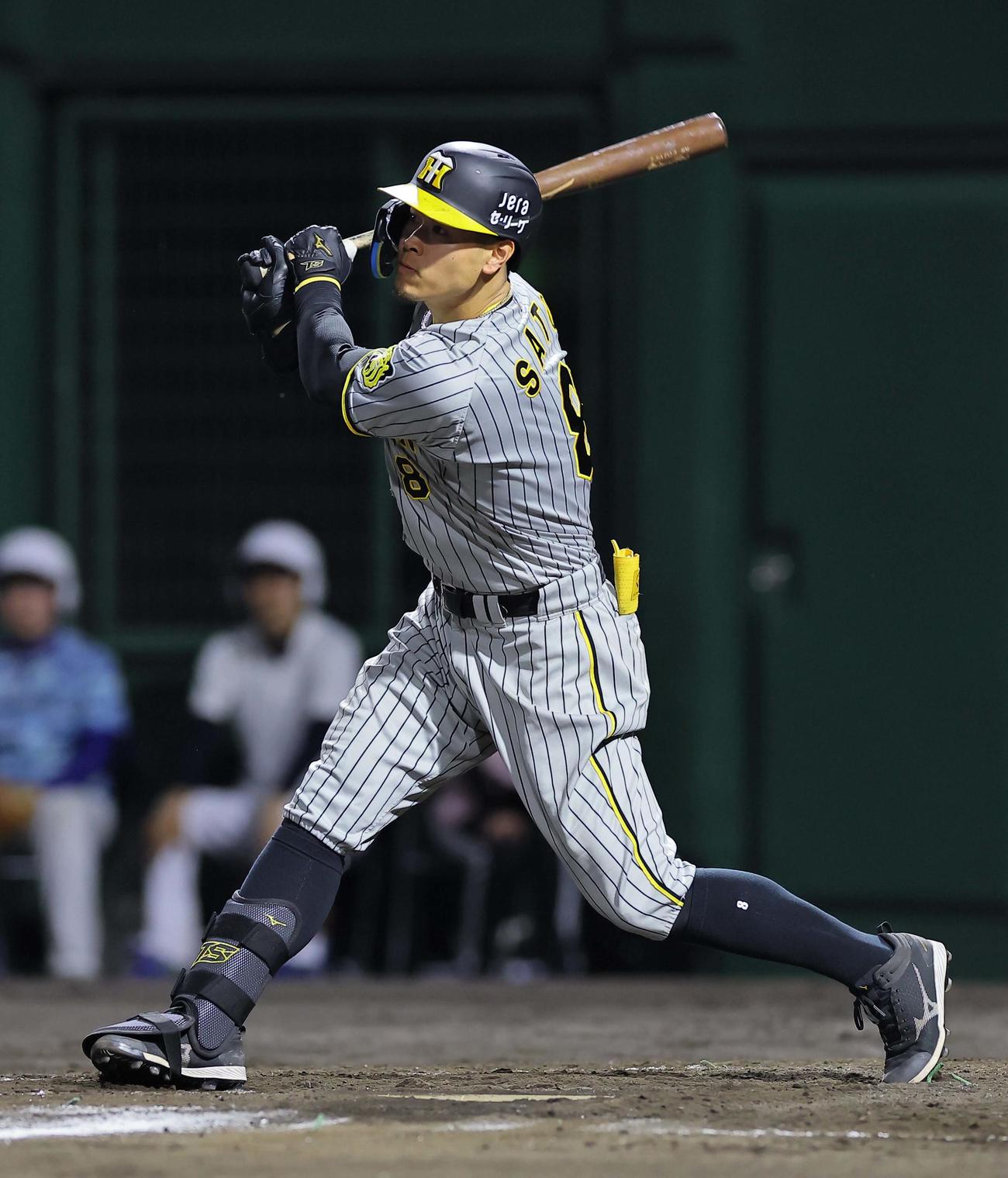 中日対阪神　5回表阪神無死一、二塁、佐藤輝は中堅へ適時二塁打を放つ（撮影・上田博志）