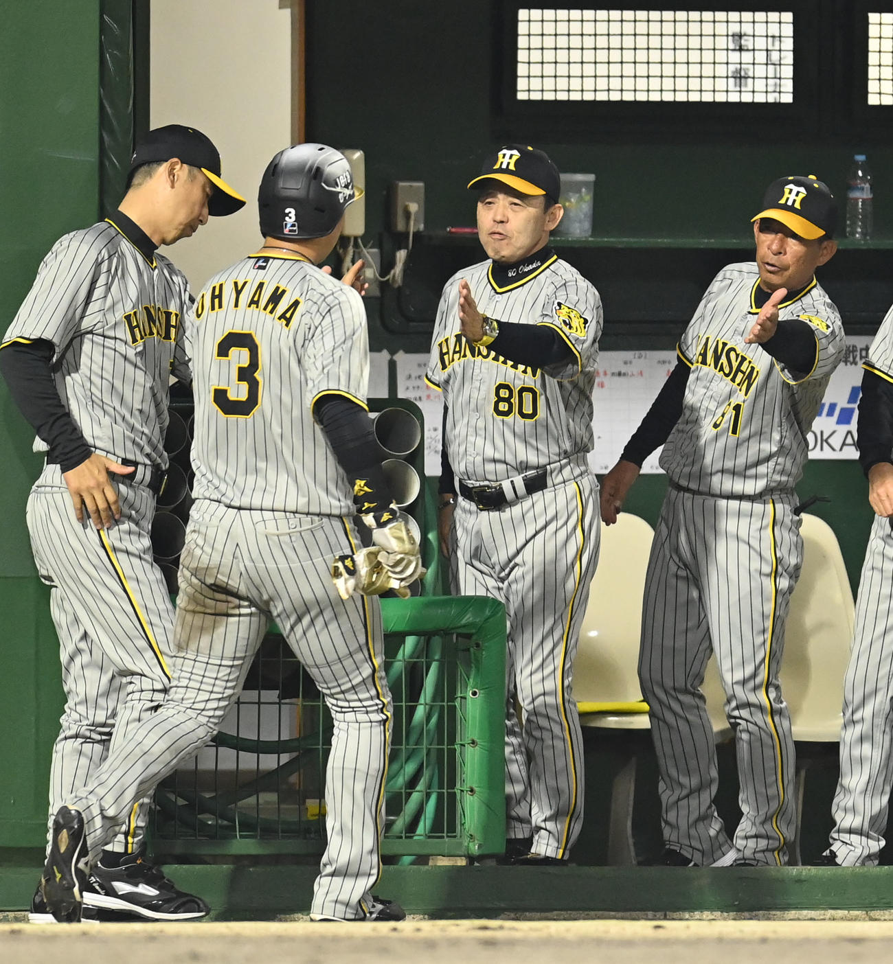 中日対阪神　5回表阪神1死二、三塁、坂本の中前適時打で生還した大山を迎える岡田監督（左から3人目）（撮影・森本幸一）