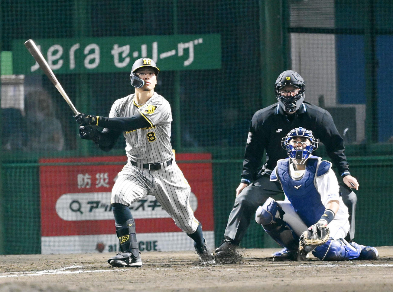 中日対阪神　5回表阪神無死一、二塁、佐藤輝は中堅に適時二塁打を放つ（撮影・前岡正明）