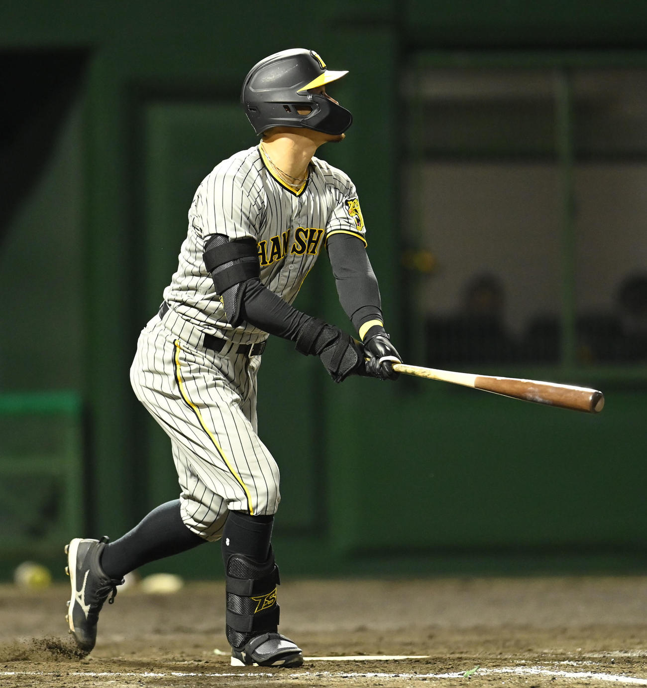 中日対阪神　5回表阪神無死一、二塁、左中間へ適時二塁打を放つ佐藤輝（撮影・森本幸一）
