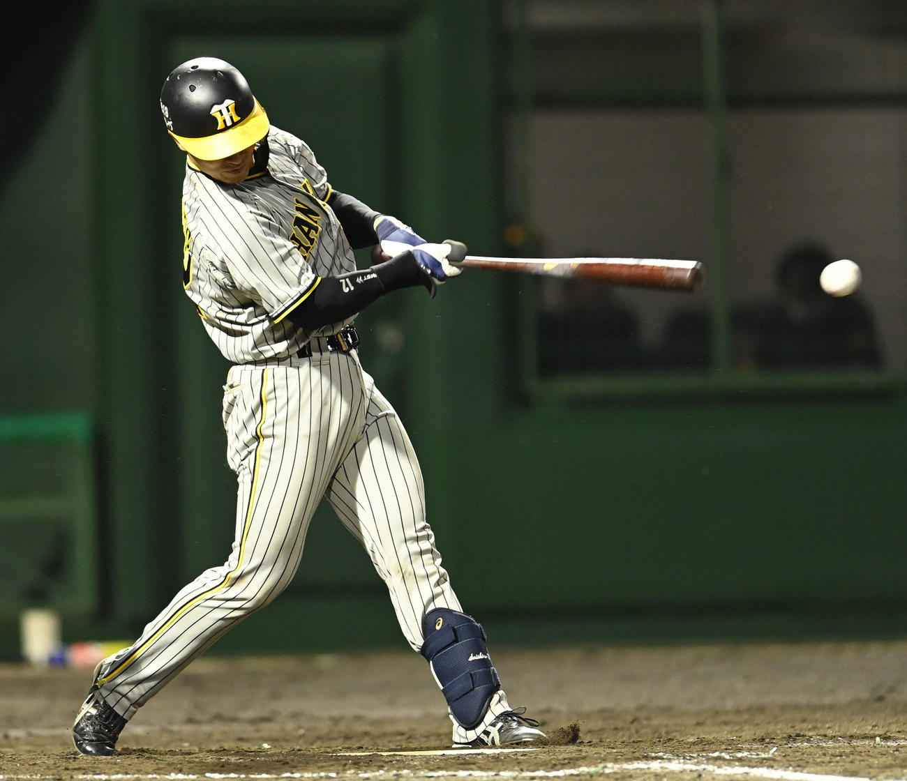 中日対阪神　5回表阪神1死二、三塁、中前適時打を放つ坂本（撮影・森本幸一）