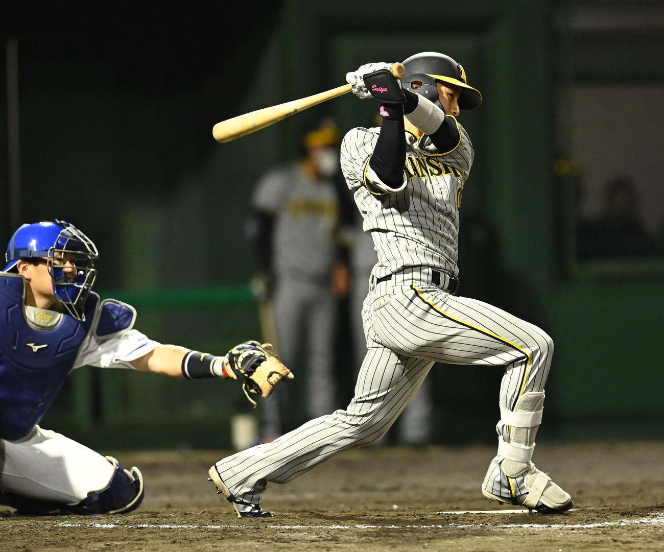 中日対阪神　5回表阪神1死一、三塁、右前適時打を放つ木浪（撮影・森本幸一）