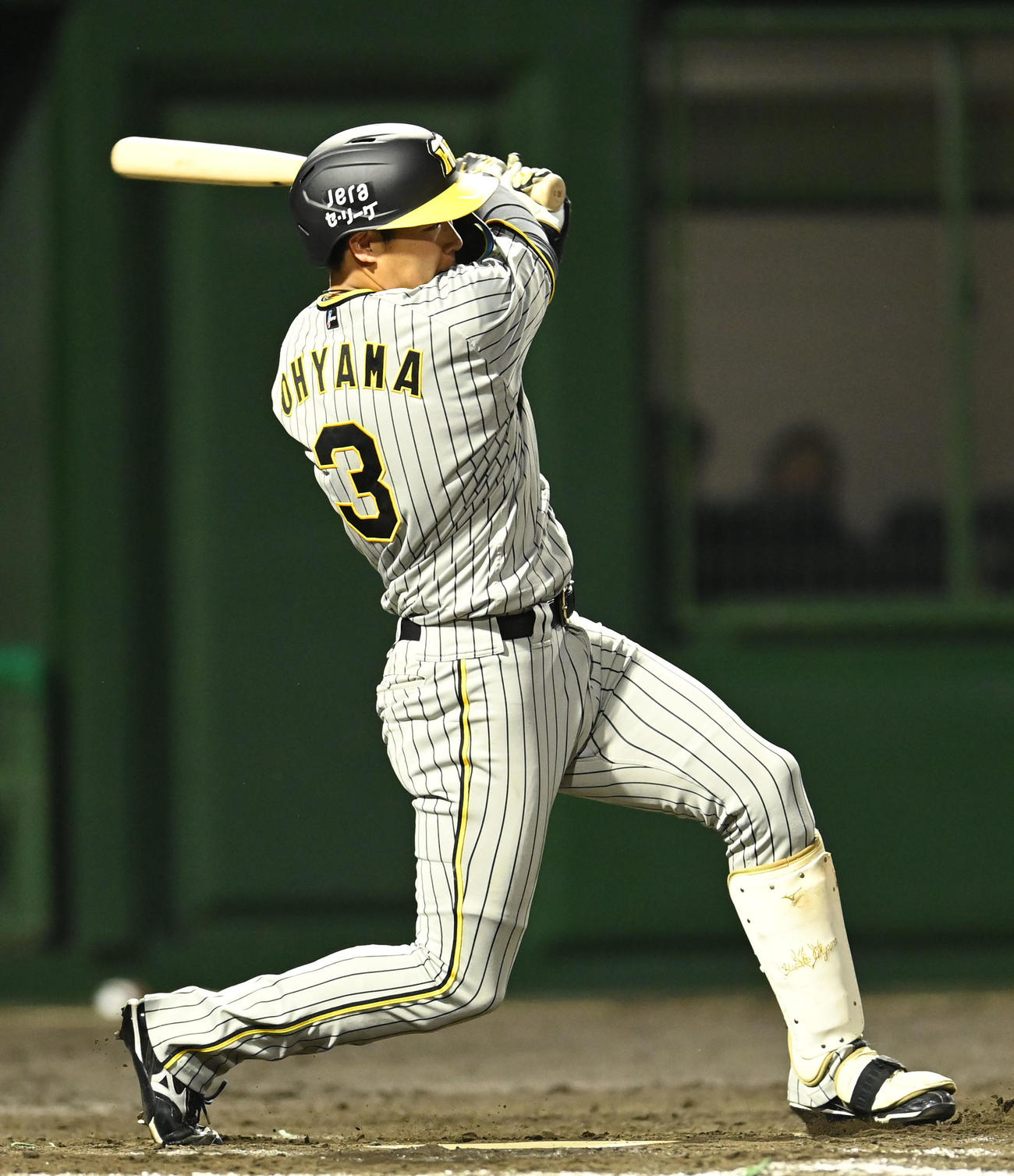 中日対阪神　5回表阪神無死一、二塁、左前適時打を放つ大山（撮影・森本幸一）