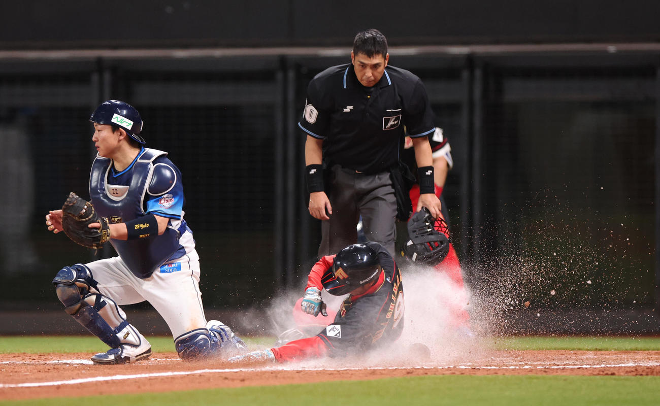 日本ハム対西武　8回裏日本ハム2死二塁、水野の勝ち越しとなる右前適時打で生還する二走中島（撮影・佐藤翔太）
