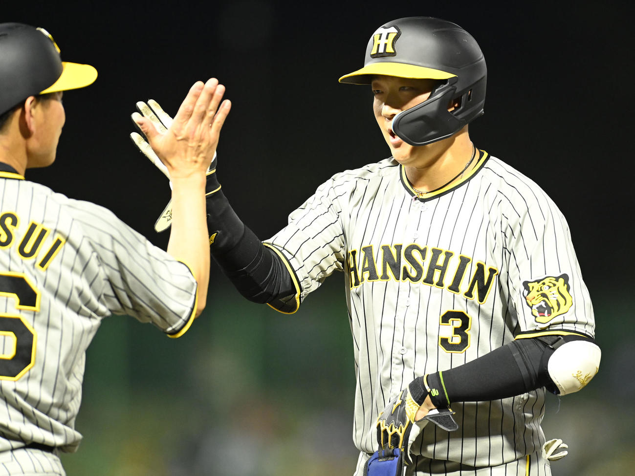 中日対阪神　5回表阪神無死一、二塁、左前適時打を放った大山（撮影・森本幸一）