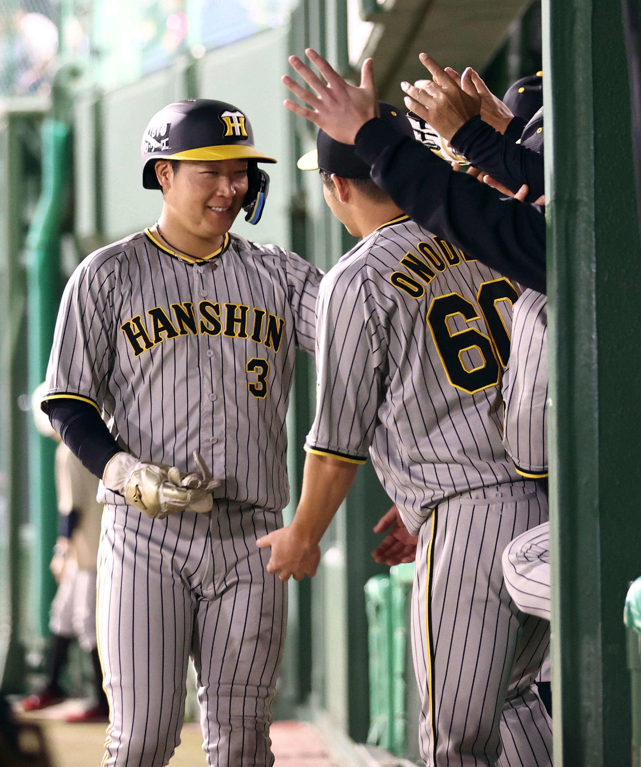 中日対阪神　5回表阪神1死二、三塁、坂本の適時打で生還し笑顔を見せる大山（撮影・上田博志）
