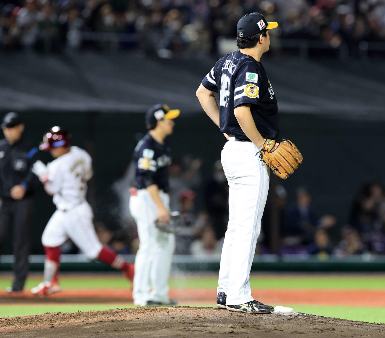 楽天対ソフトバンク　4回裏楽天無死、山崎（奥）に左越えソロ本塁打を許し、打球方向を見つめる大関（撮影・浅見桂子）
