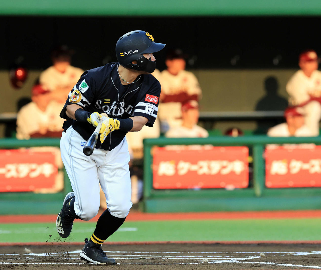 楽天対ソフトバンク　1回表ソフトバンク無死、中村晃は左前打を放つ（撮影・浅見桂子）