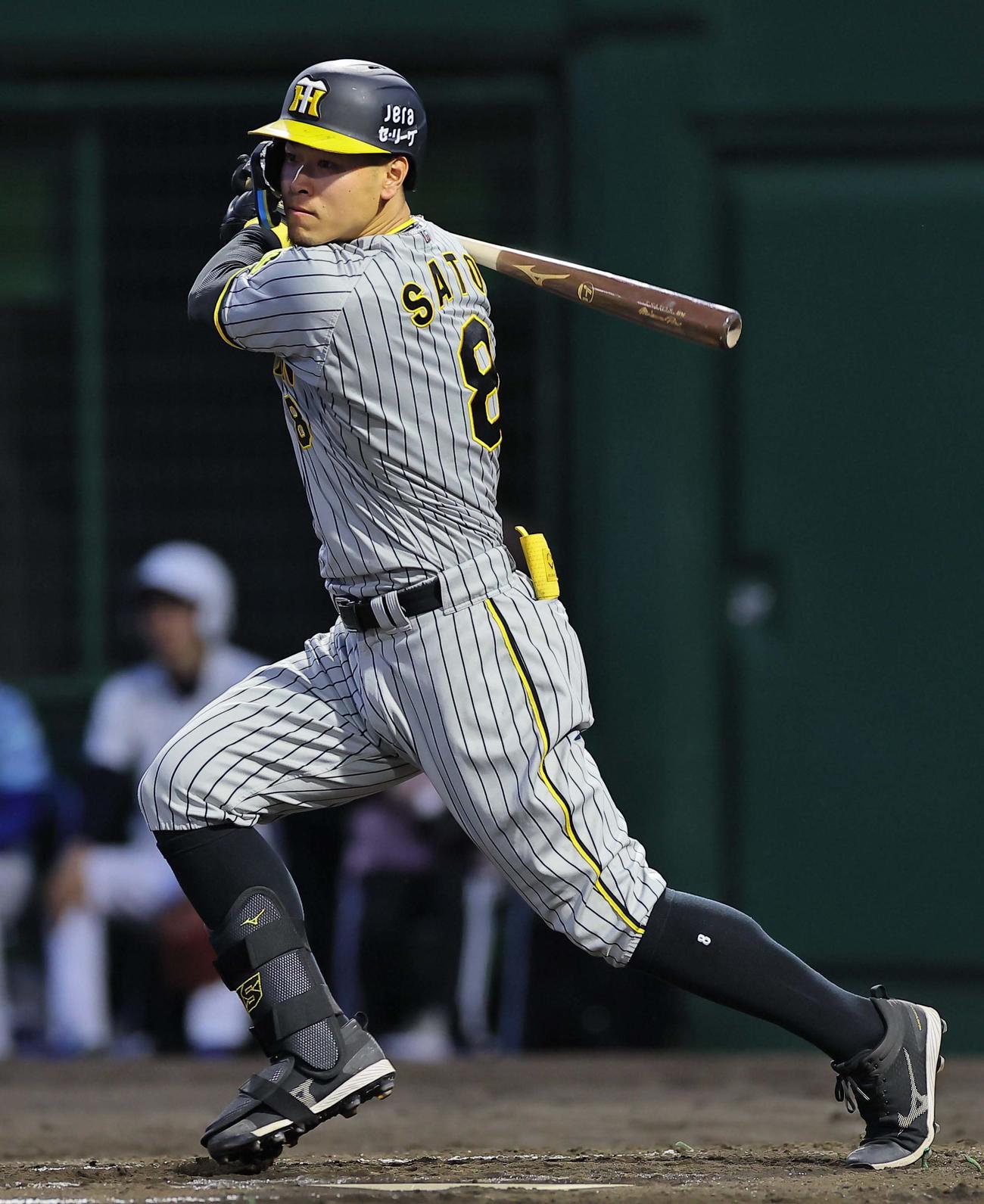 中日対阪神　3回表阪神1死一塁、佐藤輝は左前打を放つ（撮影・上田博志）