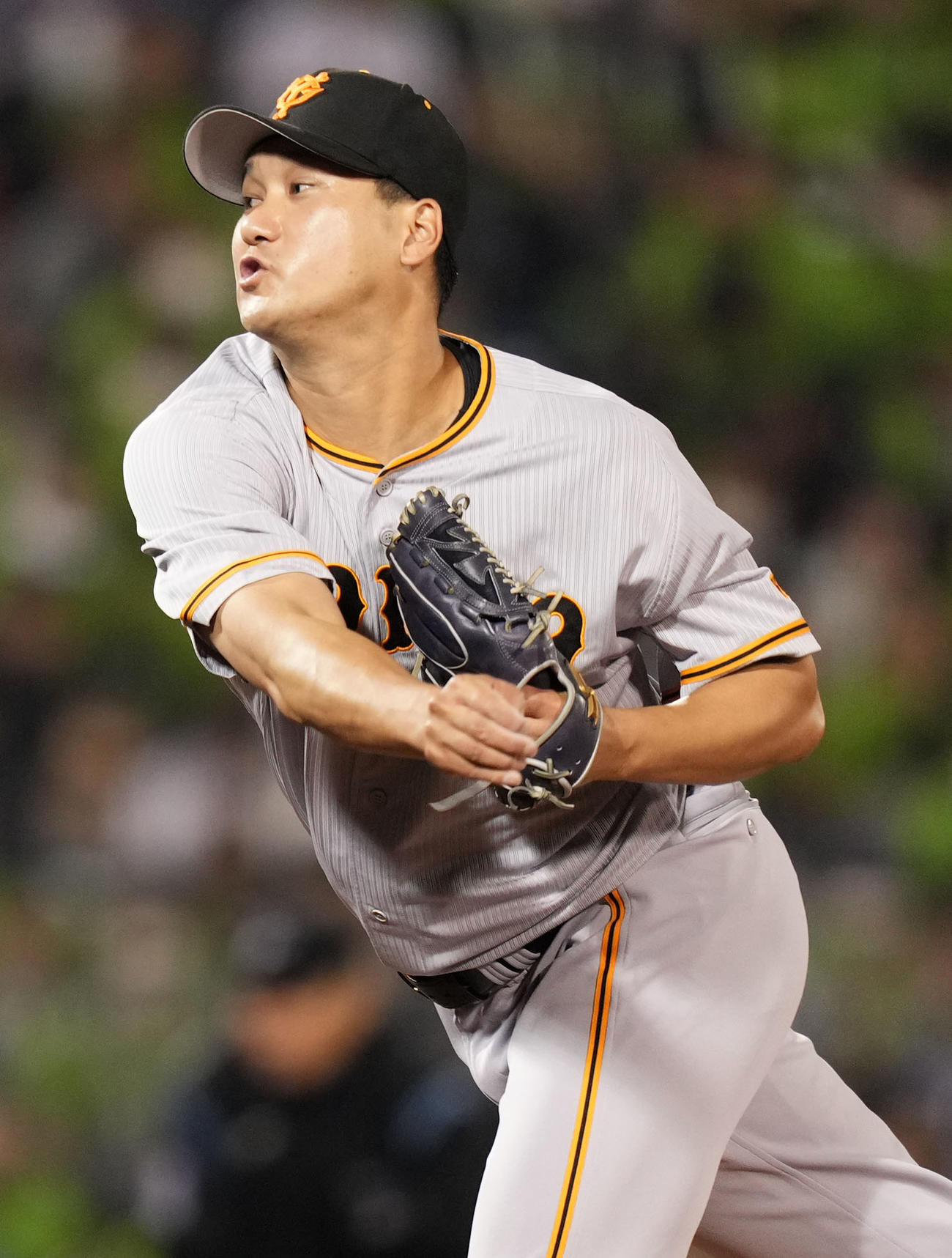 ヤクルト対巨人　8回裏から登板した巨人三上（撮影・横山健太）