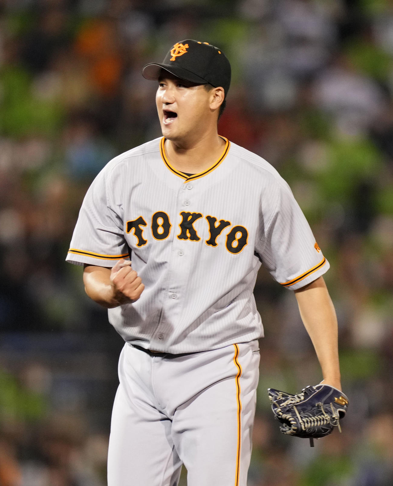 ヤクルト対巨人　8回裏を無失点に抑えガッツポーズする巨人三上（撮影・横山健太）