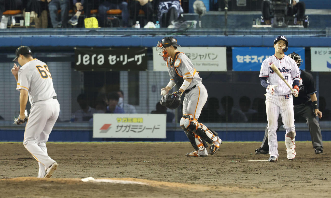 ヤクルト対巨人　8回裏ヤクルト2死一、二塁、空振り三振に倒れ、悔しい表情の塩見。投手三上（撮影・宮地輝）
