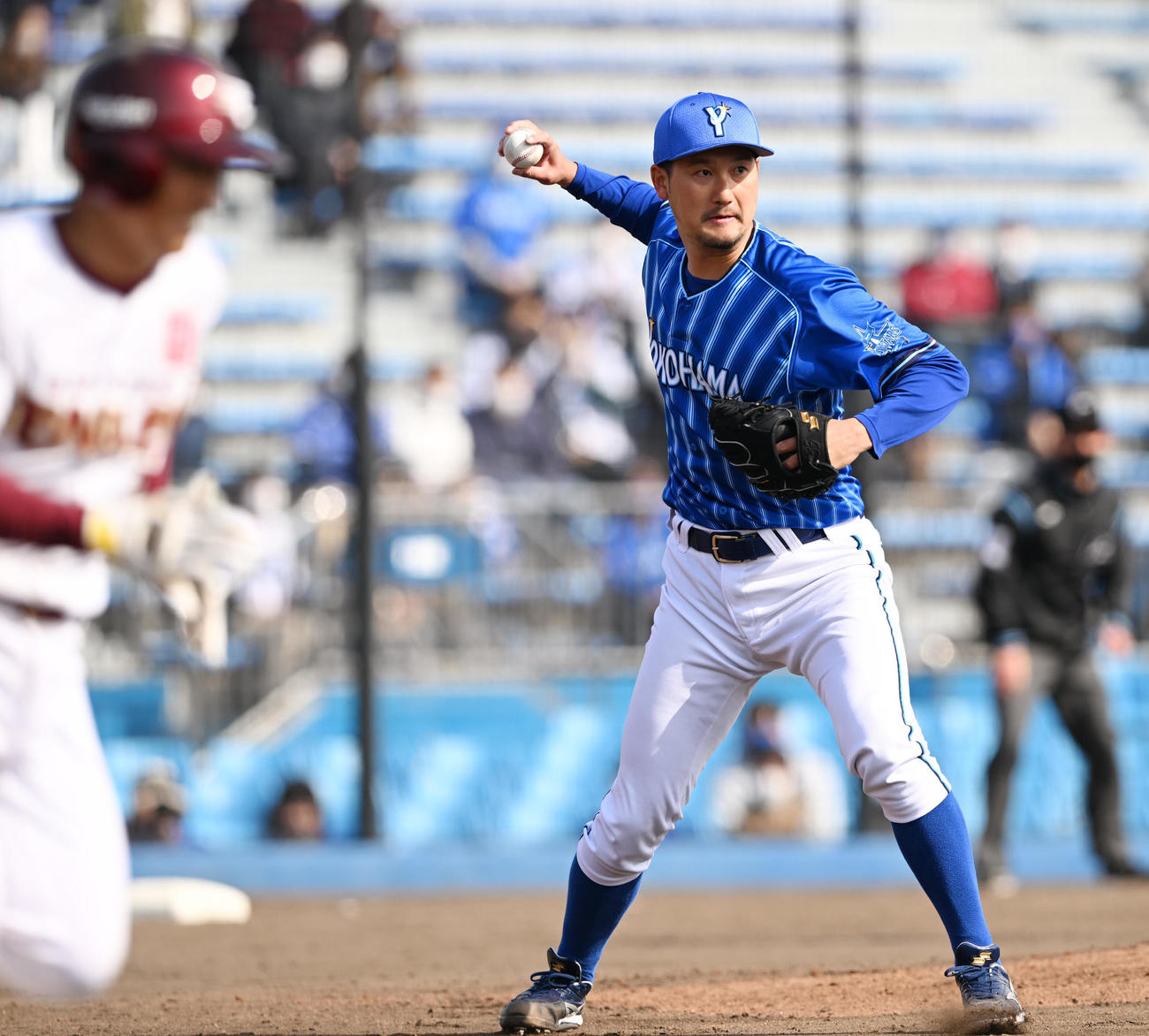22年3月11日　楽天対DeNA 5回裏楽天2死、小深田大翔（手前）の打球を右足に当てるも投ゴロに仕留めた三上朋也