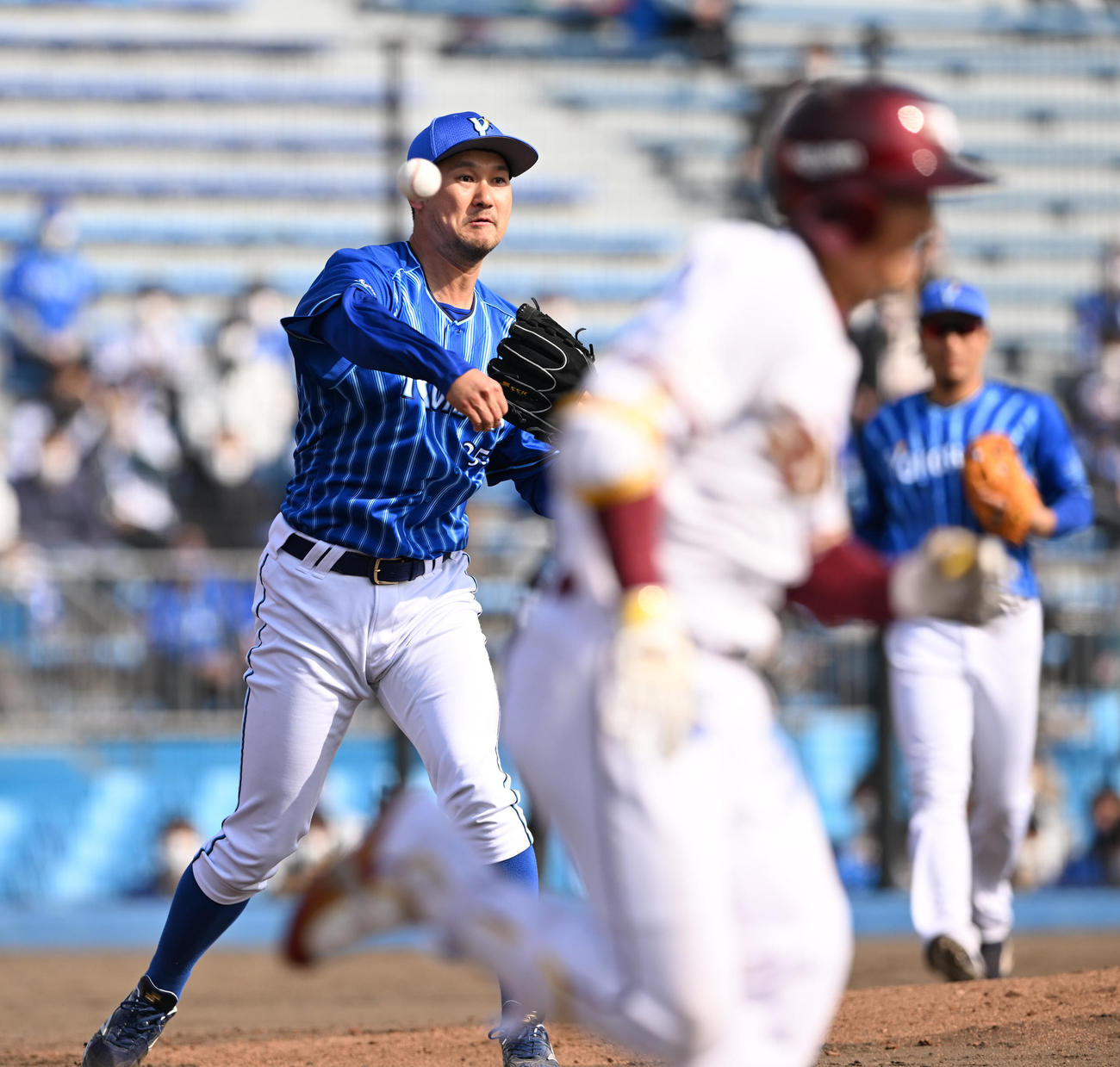 22年3月11日　楽天対DeNA 5回裏楽天2死、小深田大翔（手前）の打球を右足に当てるも投ゴロに仕留めた三上朋也