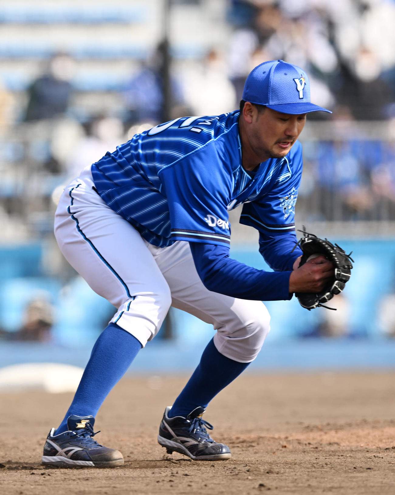 22年3月11日　楽天対DeNA 5回裏楽天2死、小深田大翔の打球を右足に当てるも投ゴロに仕留めた三上朋也