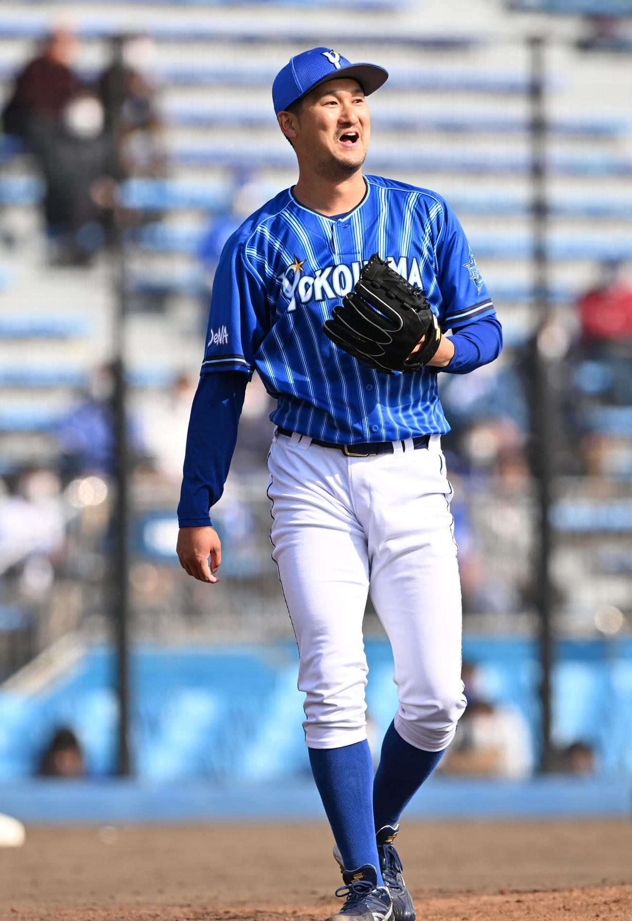 22年3月11日　楽天対DeNA 5回裏楽天2死、小深田大翔の打球を右足に当てるも投ゴロに仕留めた三上朋也
