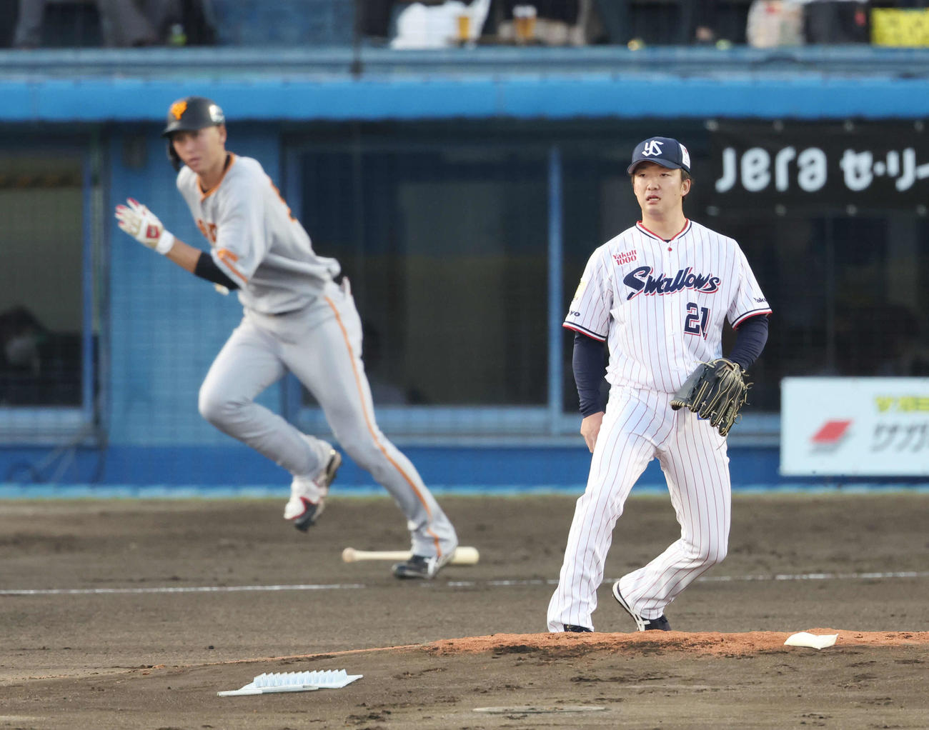 ヤクルト対巨人　1回表巨人2死一、二塁、秋広（後方）に適時打を浴びる吉村（撮影・宮地輝）