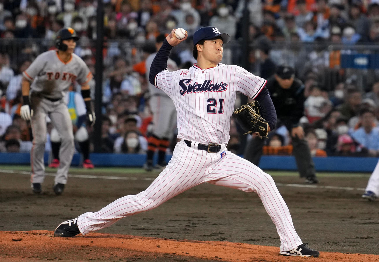 ヤクルト対巨人　力投するヤクルト先発の吉村（撮影・横山健太）