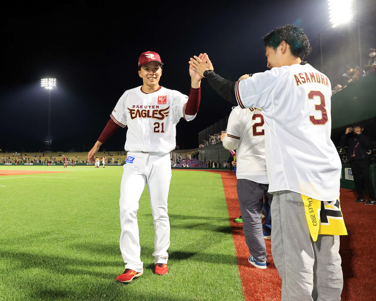 楽天対ソフトバンク　場内1周でファンとハイタッチする早川（撮影・浅見桂子）