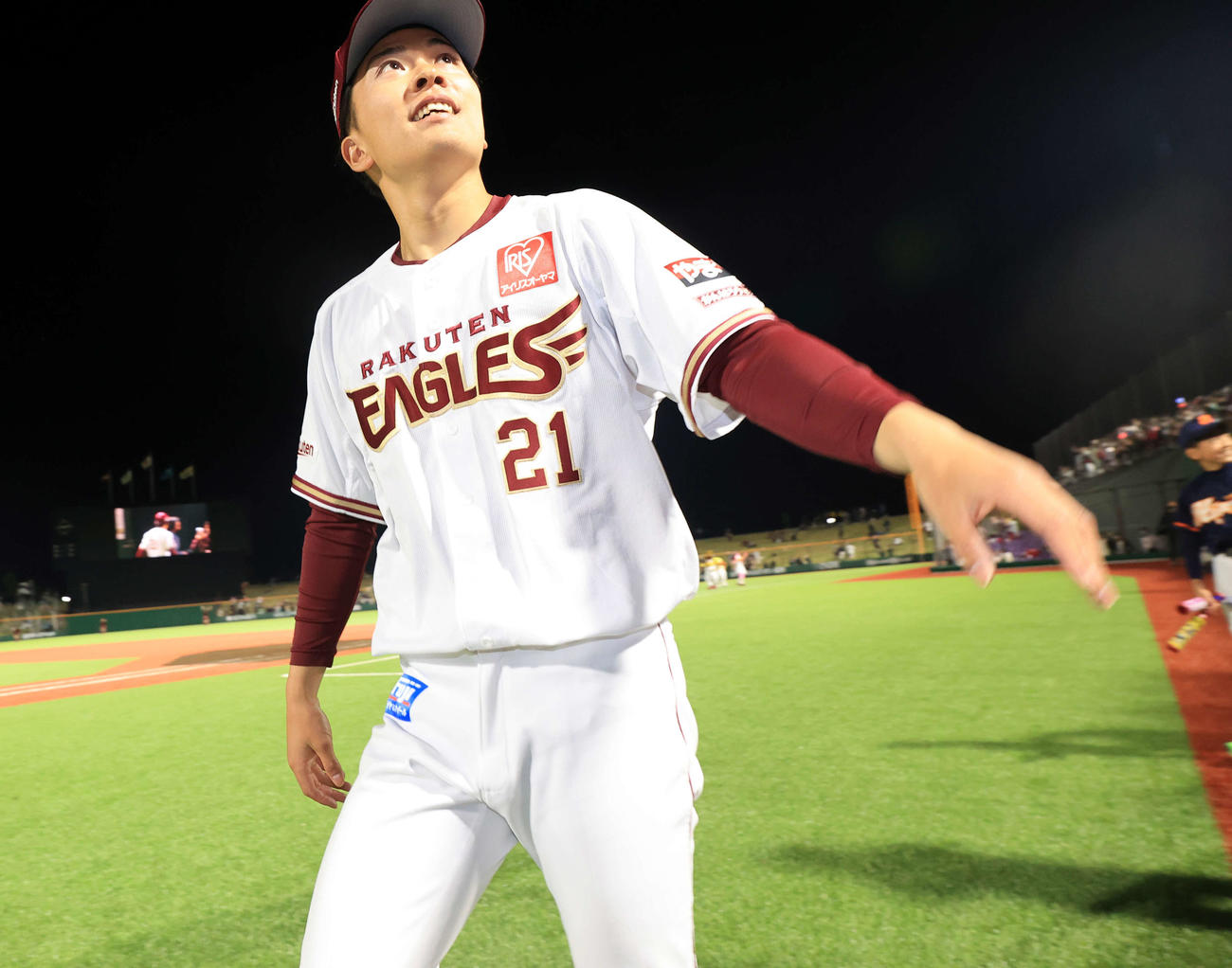 楽天対ソフトバンク　3－0で勝利し、場内1周でファンとハイタッチする早川（撮影・浅見桂子）