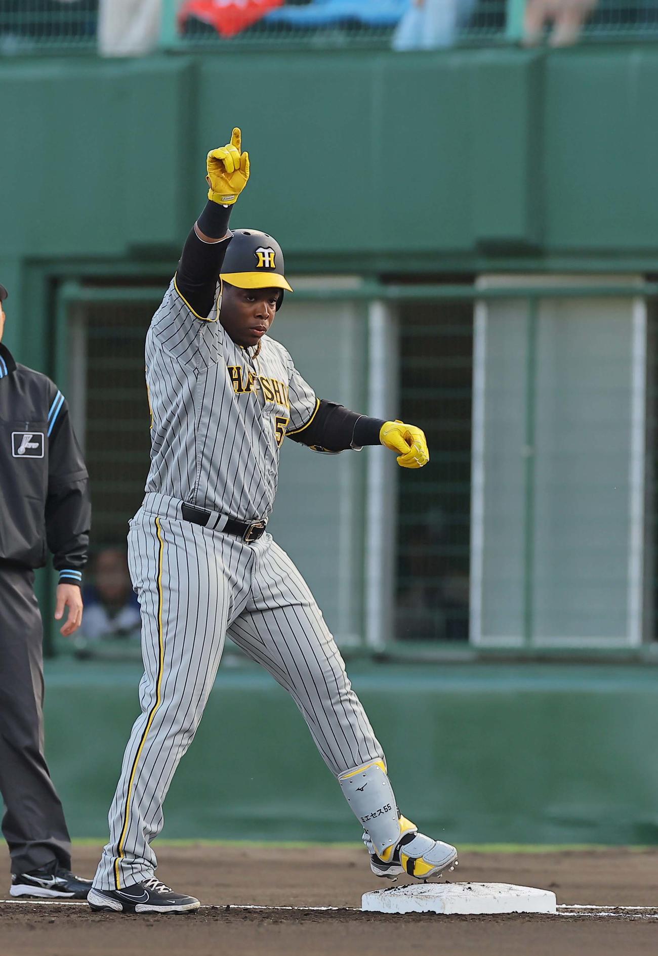 中日対阪神　1回表阪神2死満塁、ミエセスは先制適時打を放ちナインにアピールする（撮影・上田博志）