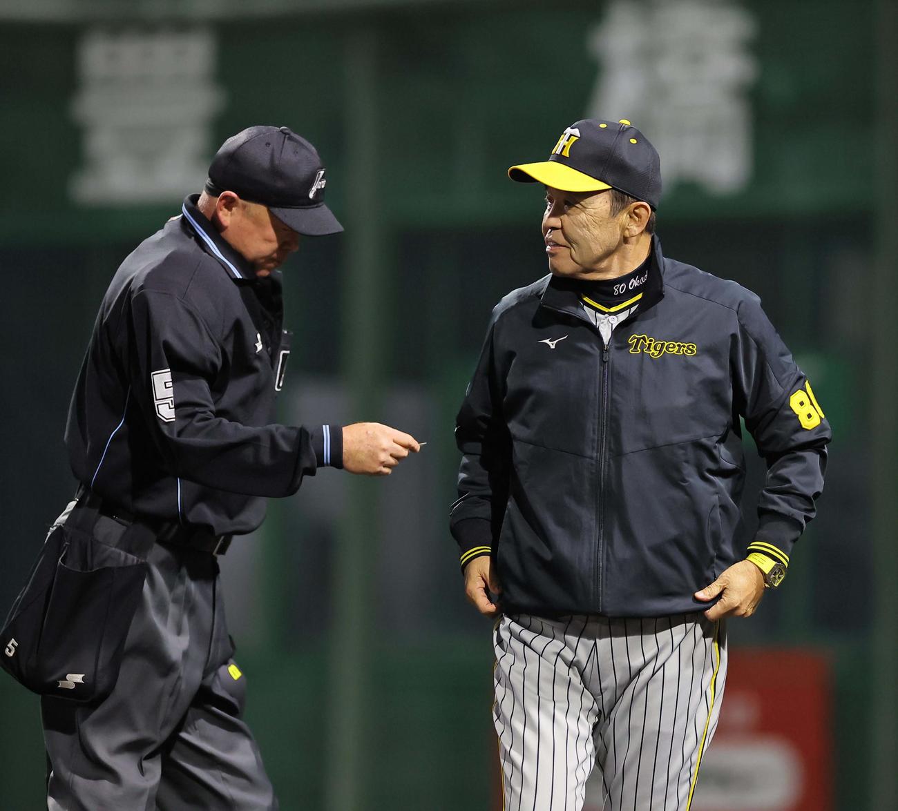 中日対阪神　選手交代を告げる岡田監督（撮影・上田博志）