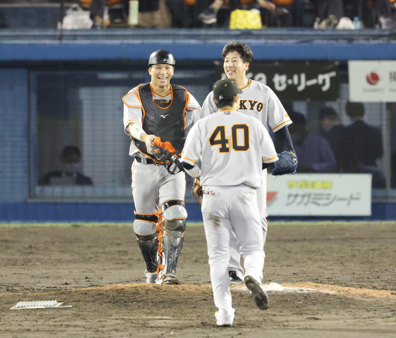 ヤクルト対巨人　ヤクルトに勝利し、笑顔を見せる巨人大城卓（左）と大勢（撮影・宮地輝）