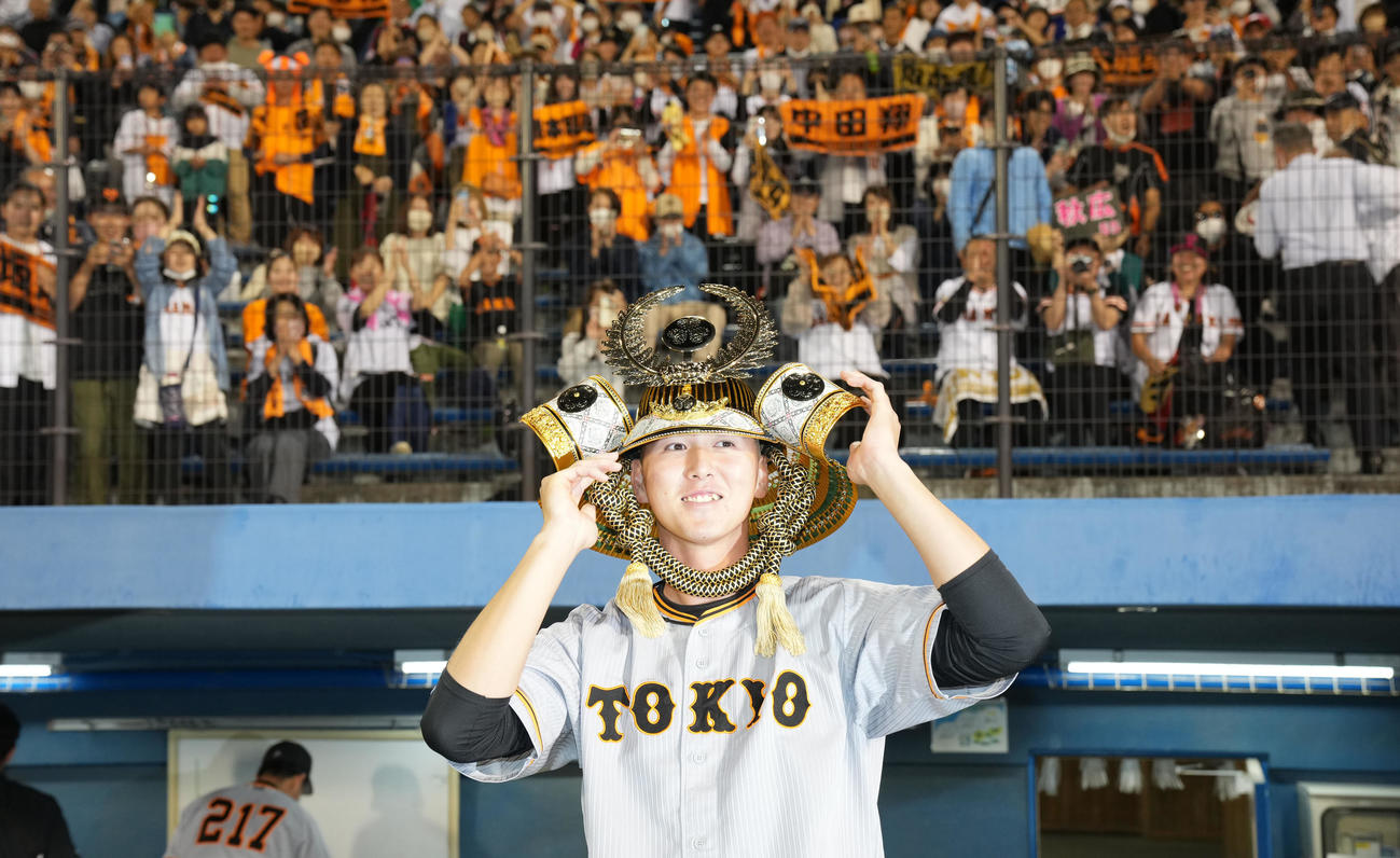 ヤクルト対巨人　試合前に贈呈されたかぶとを被る巨人秋広（撮影・横山健太）