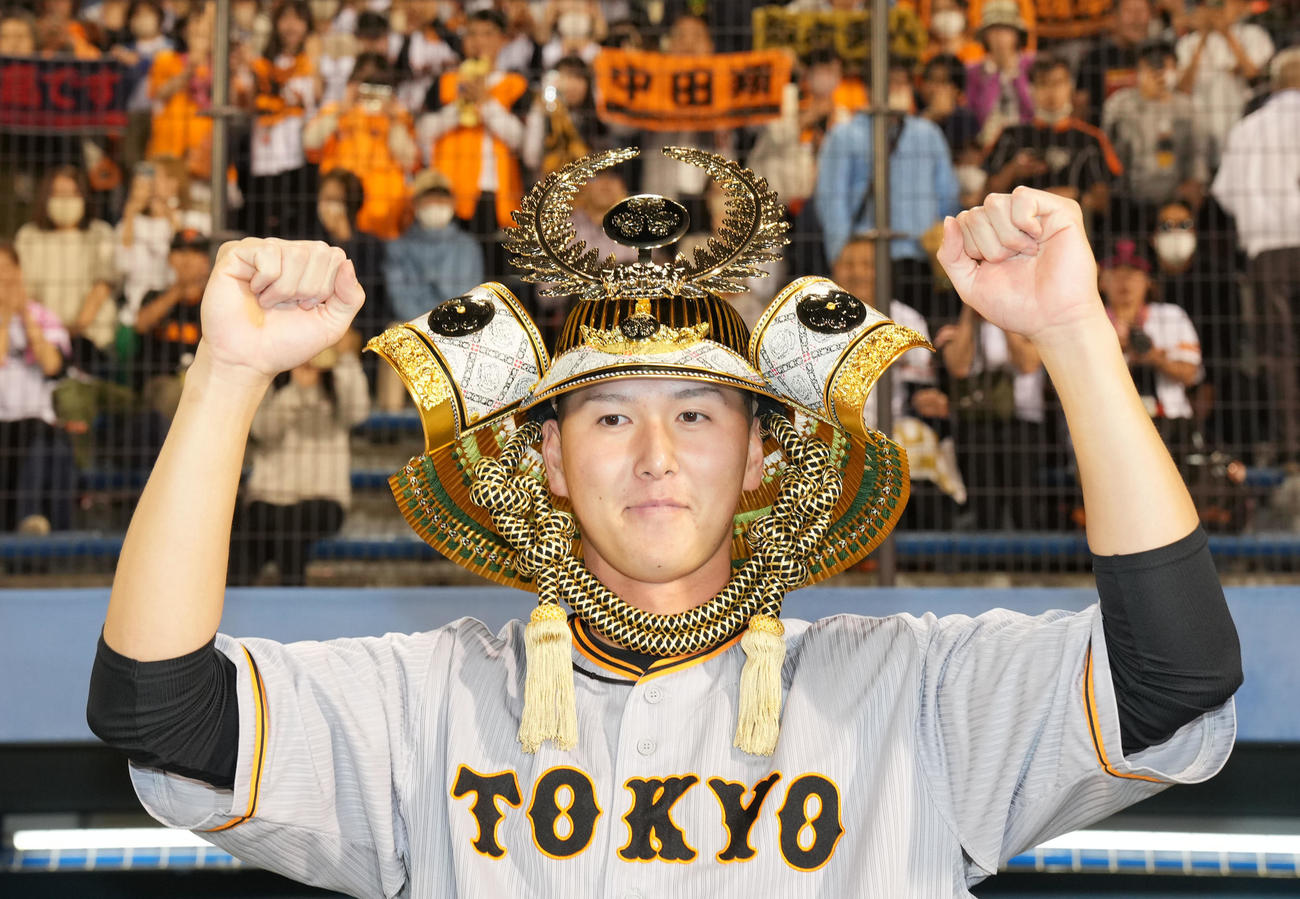 ヤクルト対巨人　試合前に贈呈されたかぶとを被りガッツポーズする巨人秋広（撮影・横山健太）