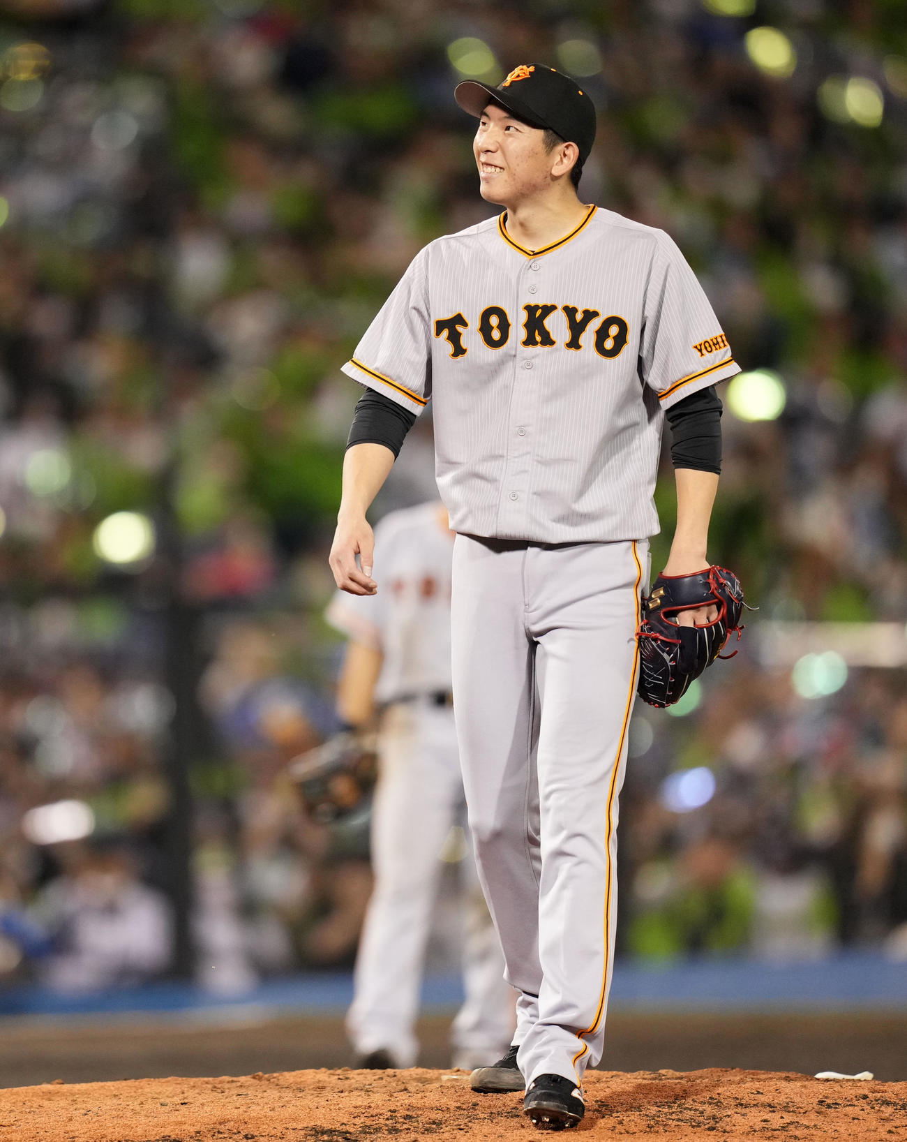 ヤクルト対巨人　5回裏ヤクルト1死一、二塁、川端に右越え3点本塁打を浴び悔しげな表情を浮かべる戸郷（撮影・横山健太）