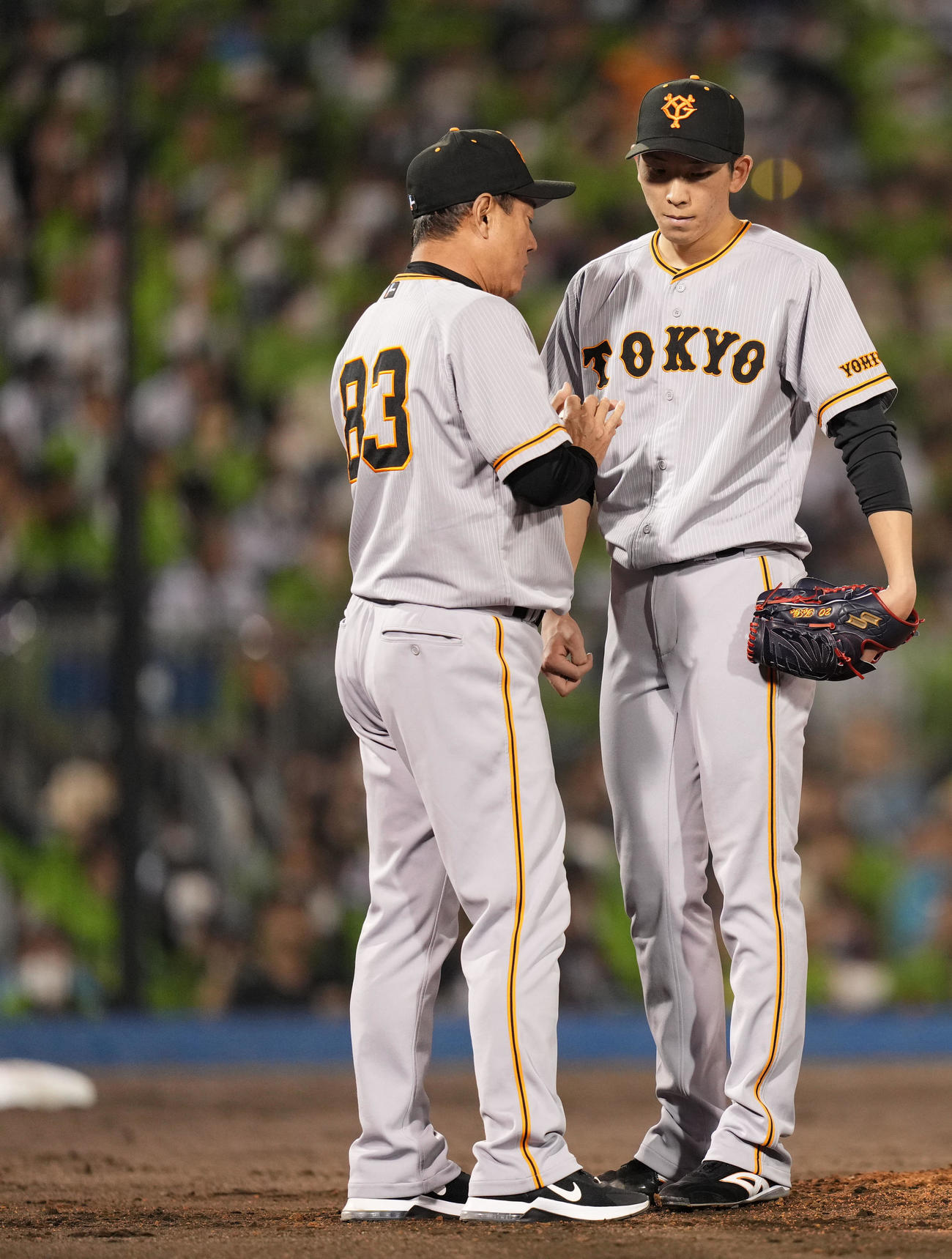 ヤクルト対巨人　6回裏途中で降板する巨人戸郷（右）に声をかける原監督（撮影・横山健太）