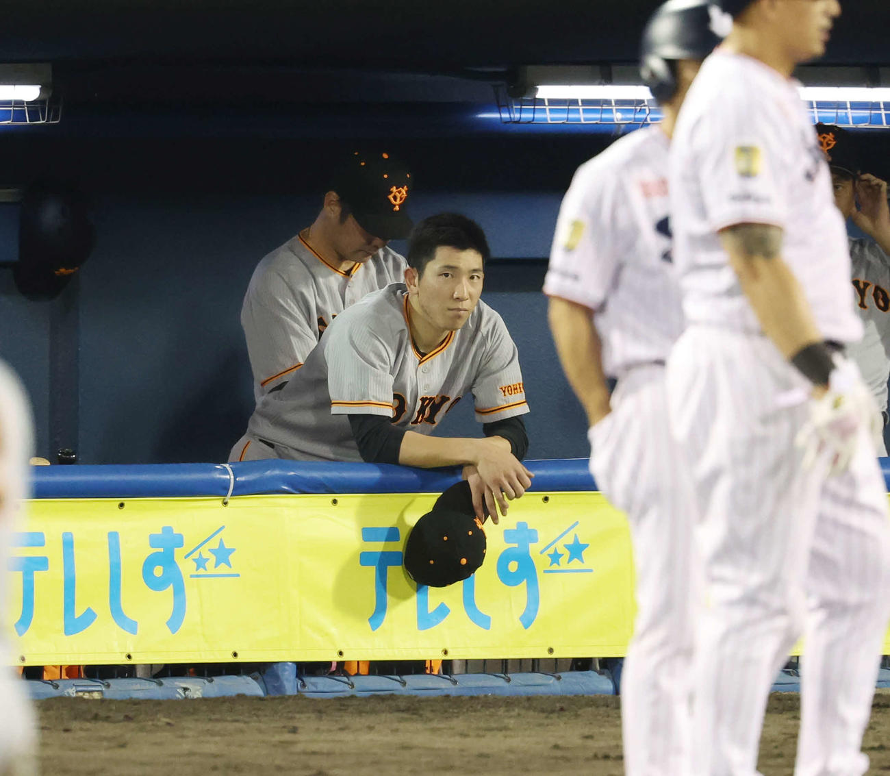 ヤクルト対巨人　6回裏ヤクルト2死二塁、交代直後、オスナに同点の中前適時打を許し、厳しい表情の戸郷（撮影・宮地輝）