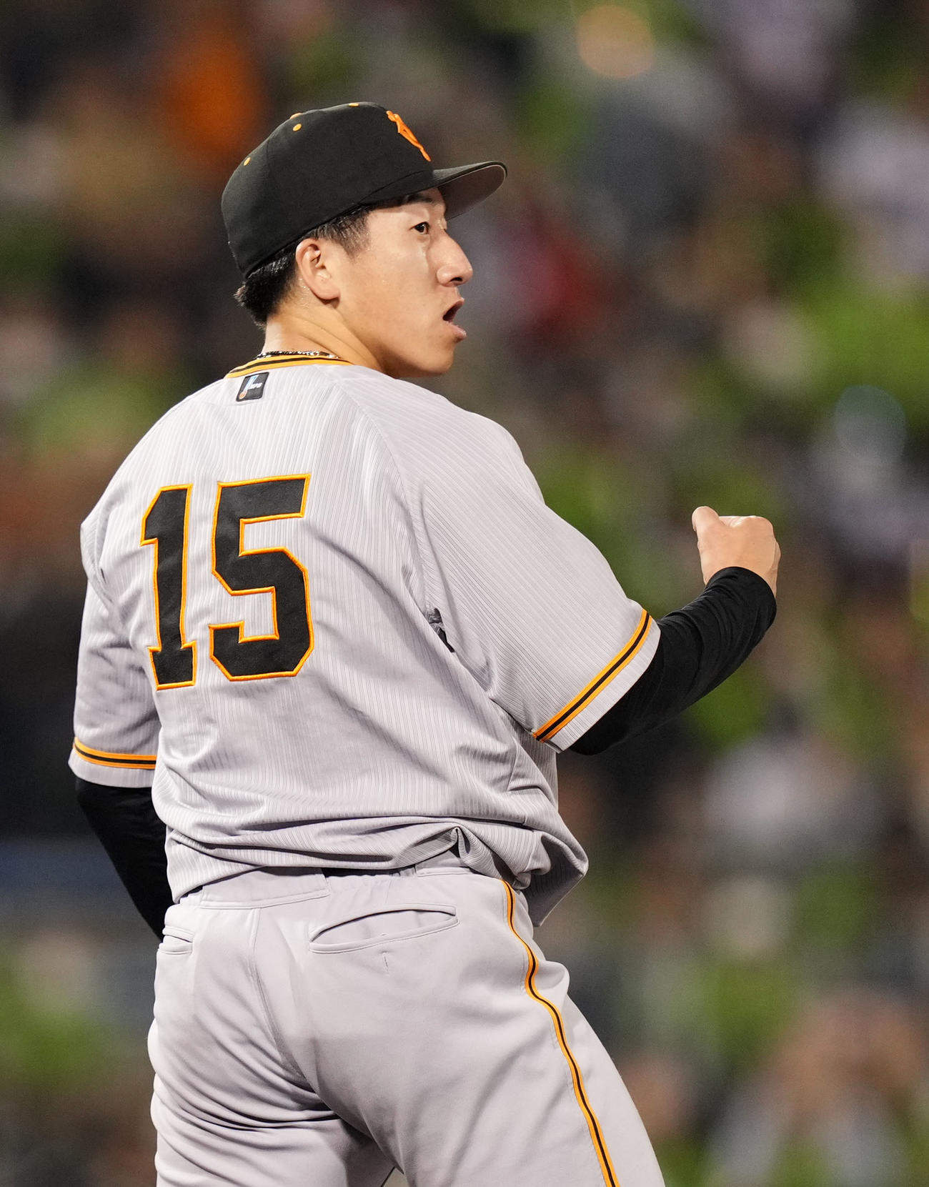 ヤクルト対巨人　9回裏を無失点に抑えガッツポーズする巨人大勢（撮影・横山健太）