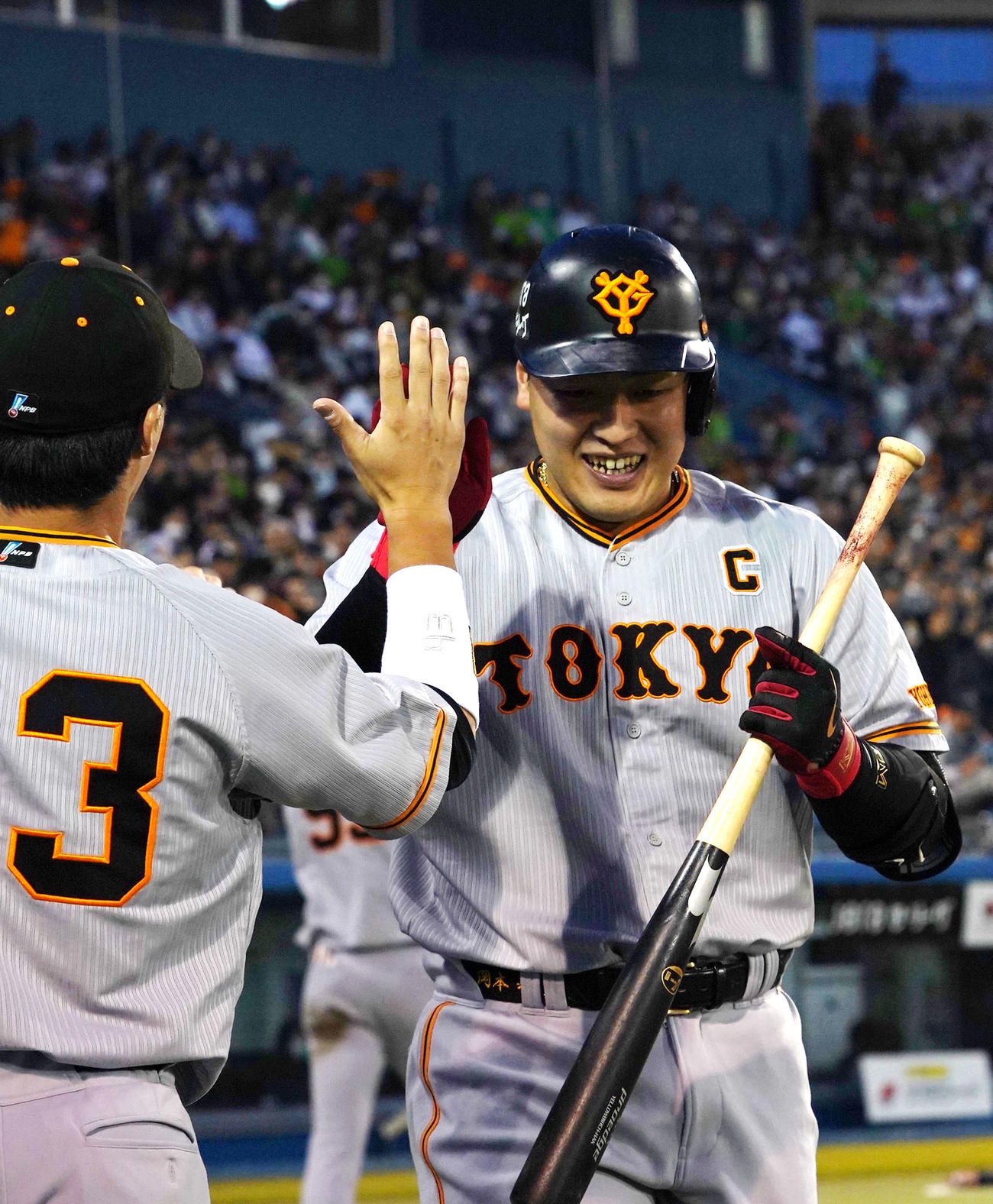 ヤクルト対巨人　3回裏ヤクルト1死、左越え本塁打を放ち笑顔を見せる岡本和（右）（撮影・横山健太）