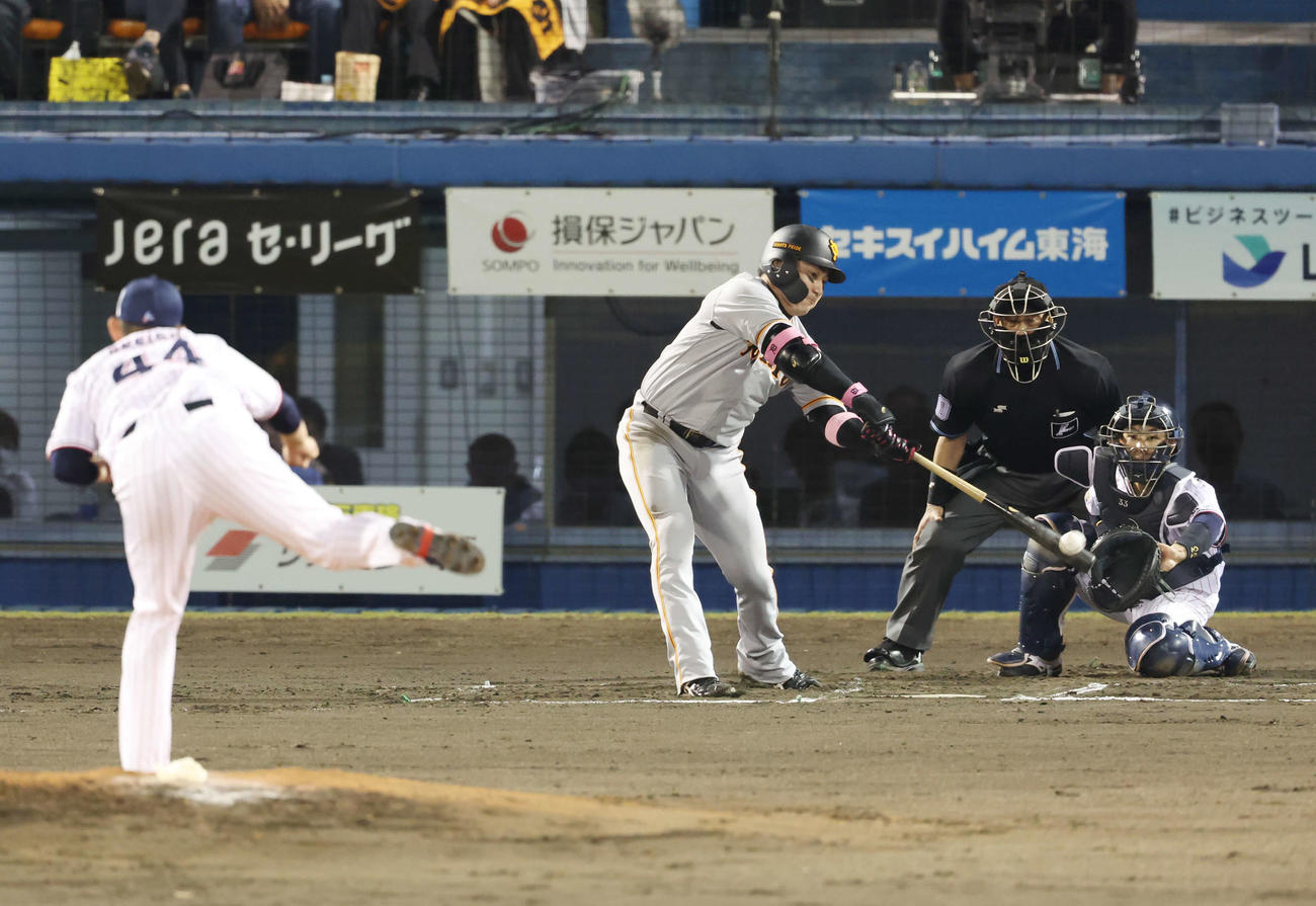 ヤクルト対巨人　6回表巨人2死一塁、勝ち越しの適時二塁打を放つ丸。投手大西（撮影・宮地輝）