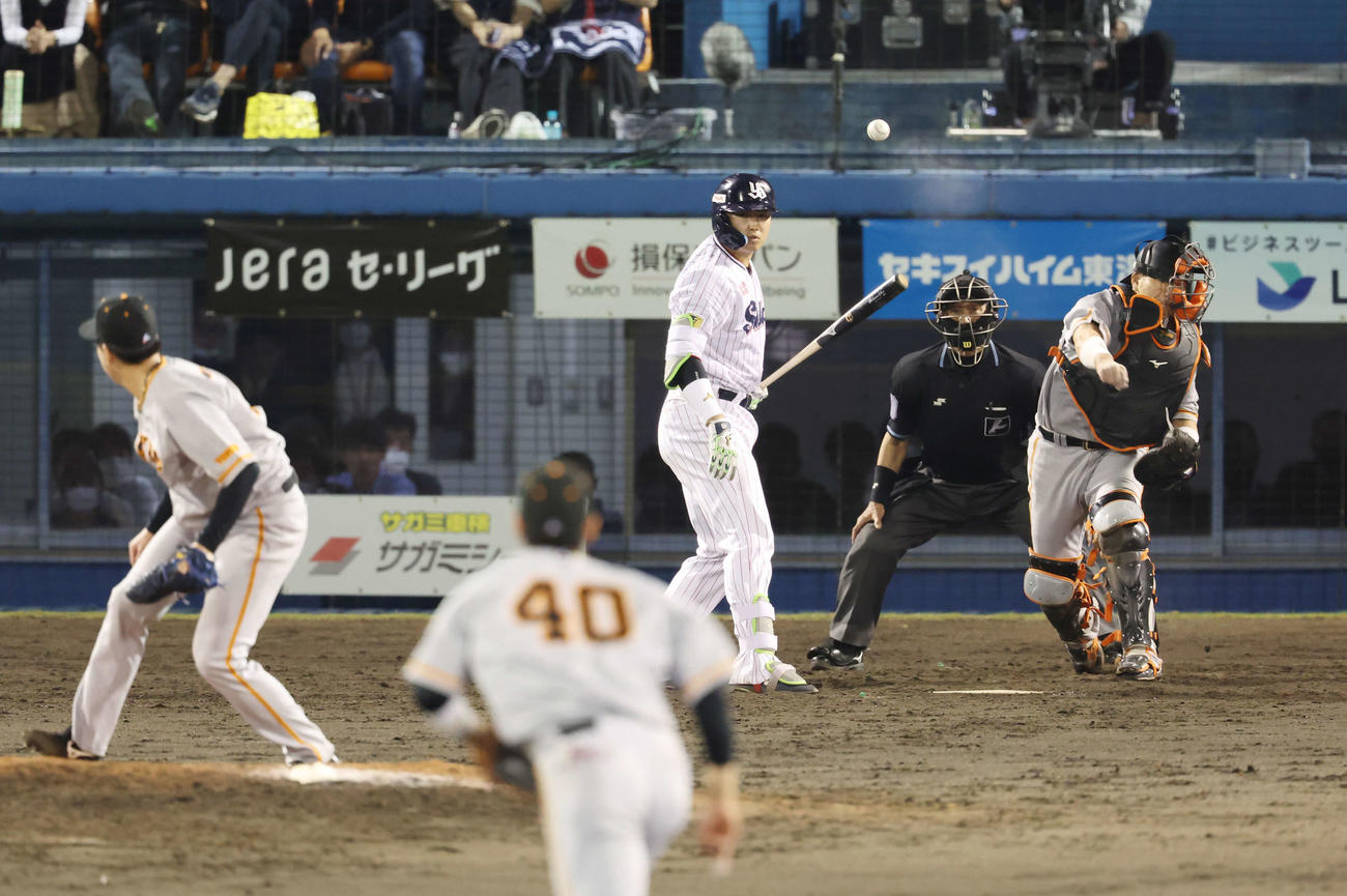 ヤクルト対巨人　9回裏ヤクルト1死一塁、山崎の二盗を阻止する大城卓（撮影・宮地輝）