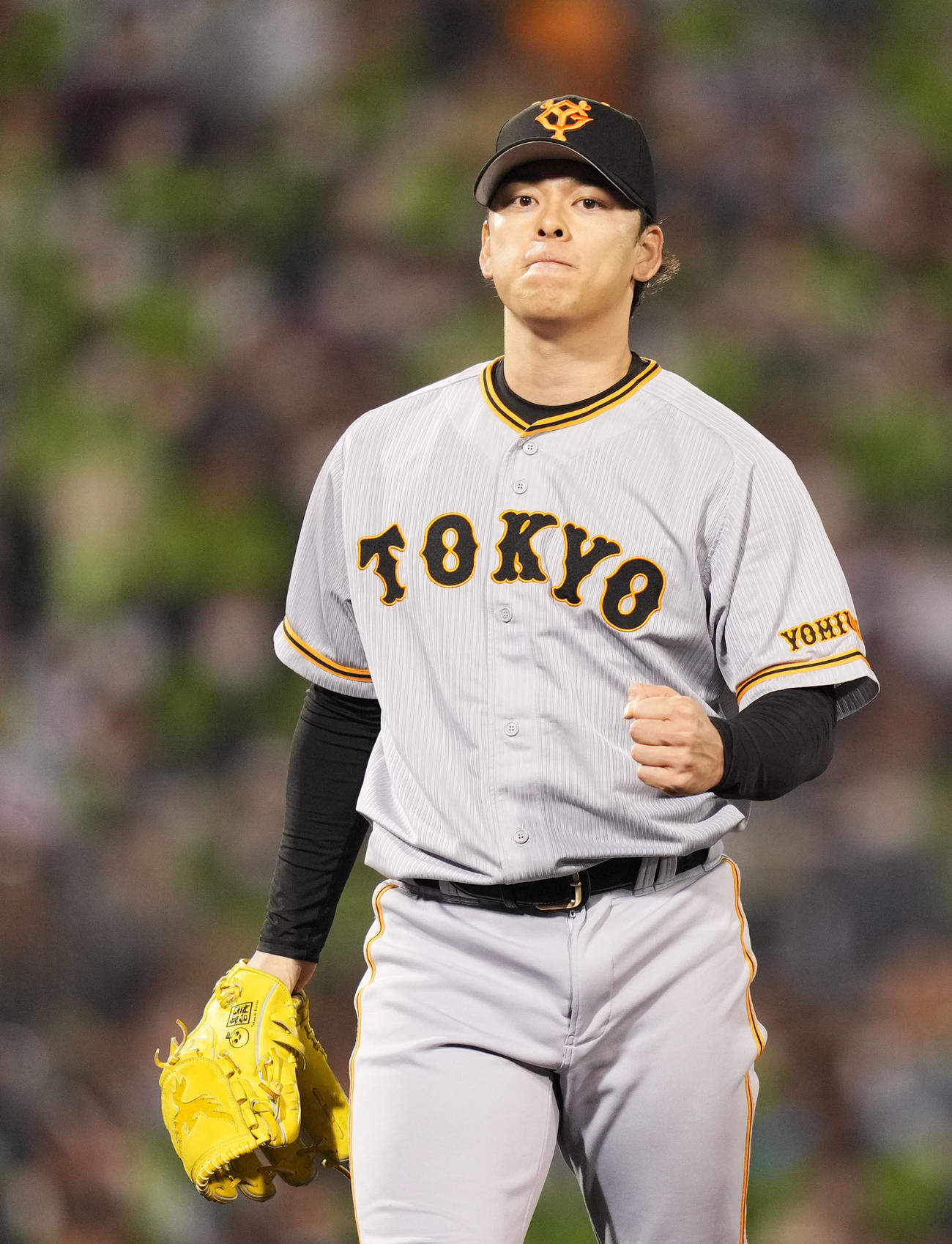 ヤクルト対巨人　7回裏を終えガッツポーズする巨人高梨（撮影・横山健太）