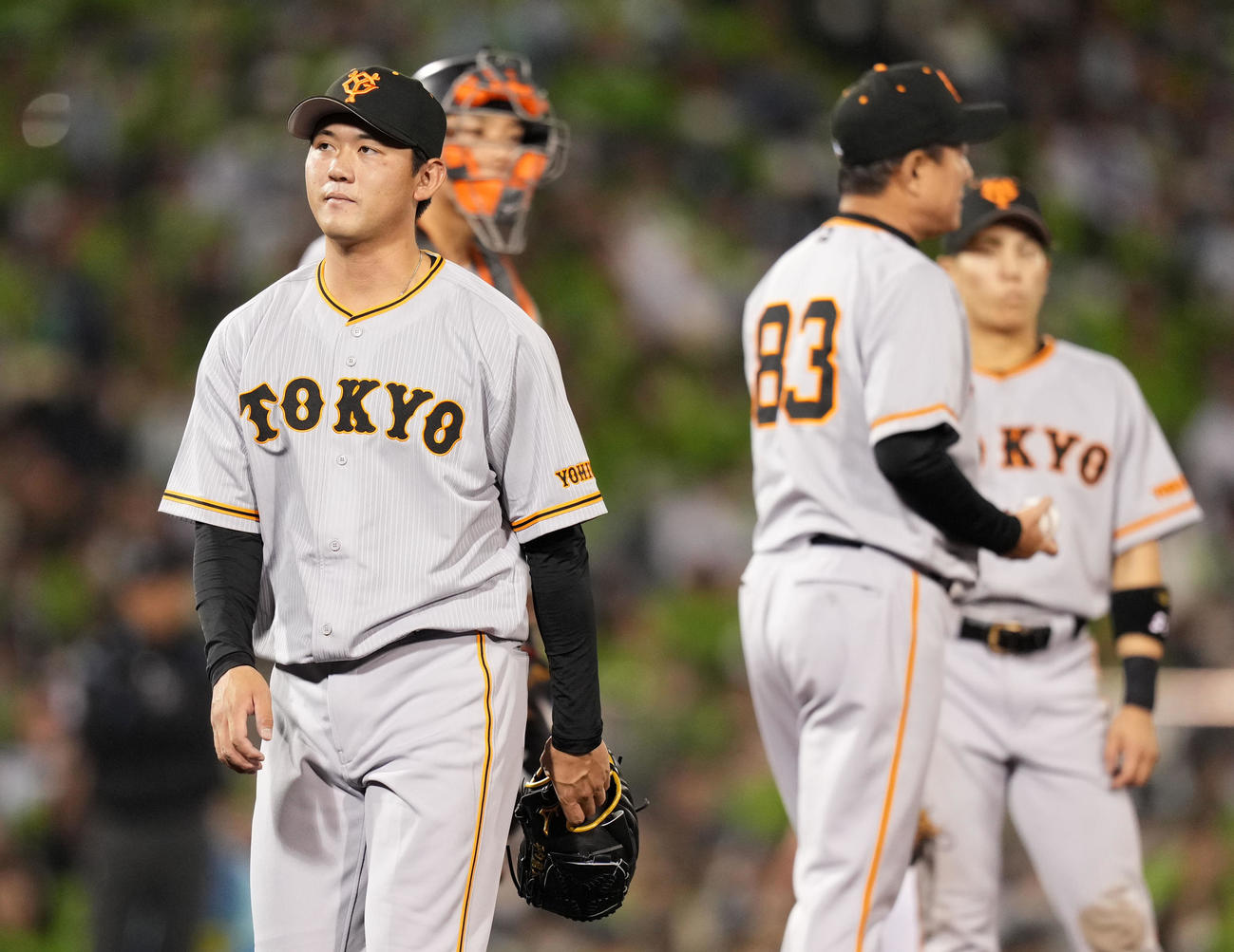 ヤクルト対巨人　7回裏途中で降板する巨人平内（左）（撮影・横山健太）