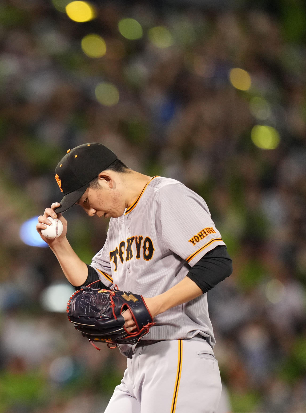 ヤクルト対巨人　5回裏ヤクルト1死一、二塁、川端に右越え3点本塁打を浴び悔しげな表情を浮かべる戸郷（撮影・横山健太）