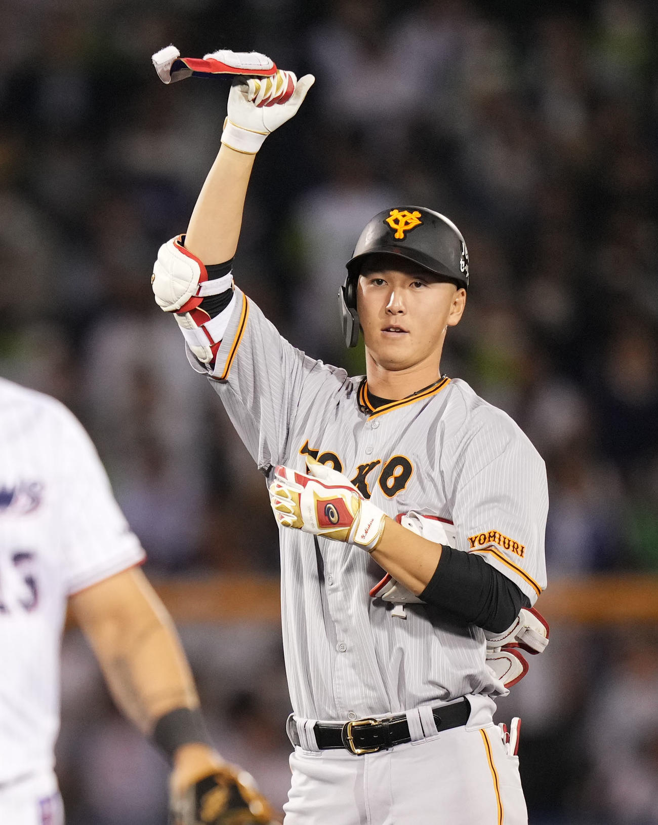ヤクルト対巨人　7回表巨人無死二、三塁、中越え2点適時二塁打を放ちガッツポーズする秋広（撮影・横山健太）