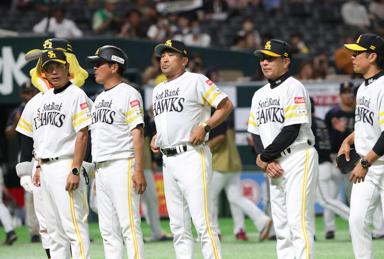 久しぶりにナイターでウエスタン・リーグ開催となり、試合後あいさつする小久保2軍監督（左）らソフトバンクナイン（撮影・梅根麻紀）