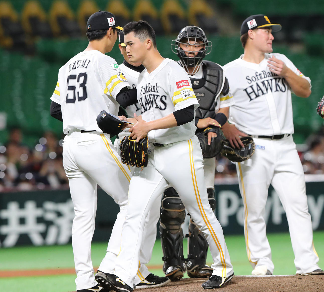 ウエスタン・リーグ　ソフトバンク対オリックス　6回途中で降板する田上、左は泉（撮影・梅根麻紀）