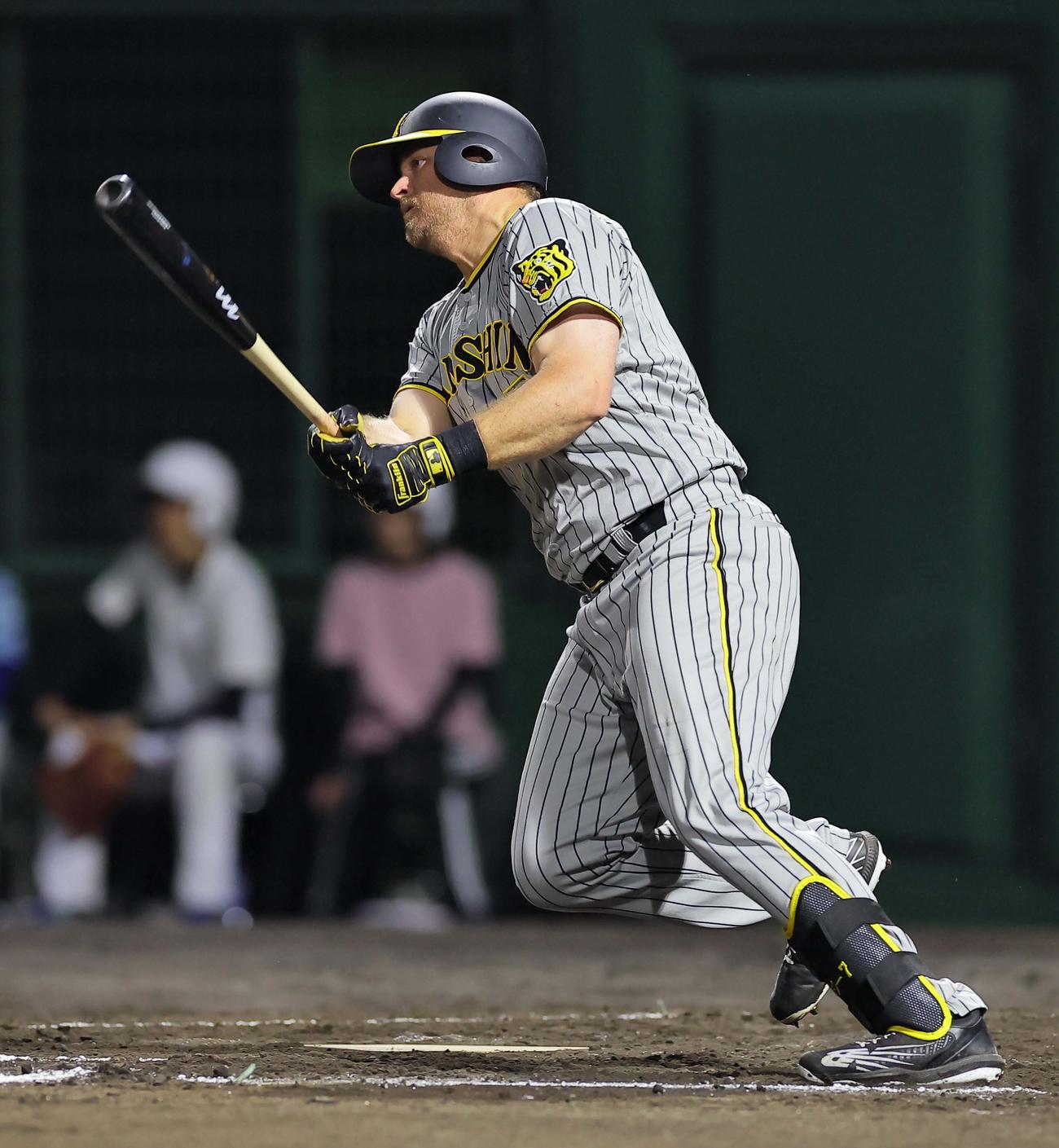 中日対阪神　8回表阪神1死、ノイジーは中前打を放つ（撮影・上田博志）
