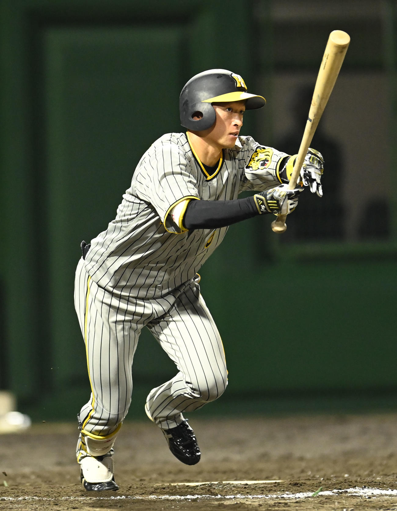 中日対阪神　9回表阪神1死満塁、右2点適時二塁打を放つ近本（撮影・森本幸一）