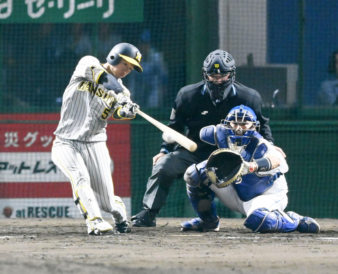 中日対阪神　9回表阪神1死満塁、近本は右適時二塁打を放つ（撮影・前岡正明）