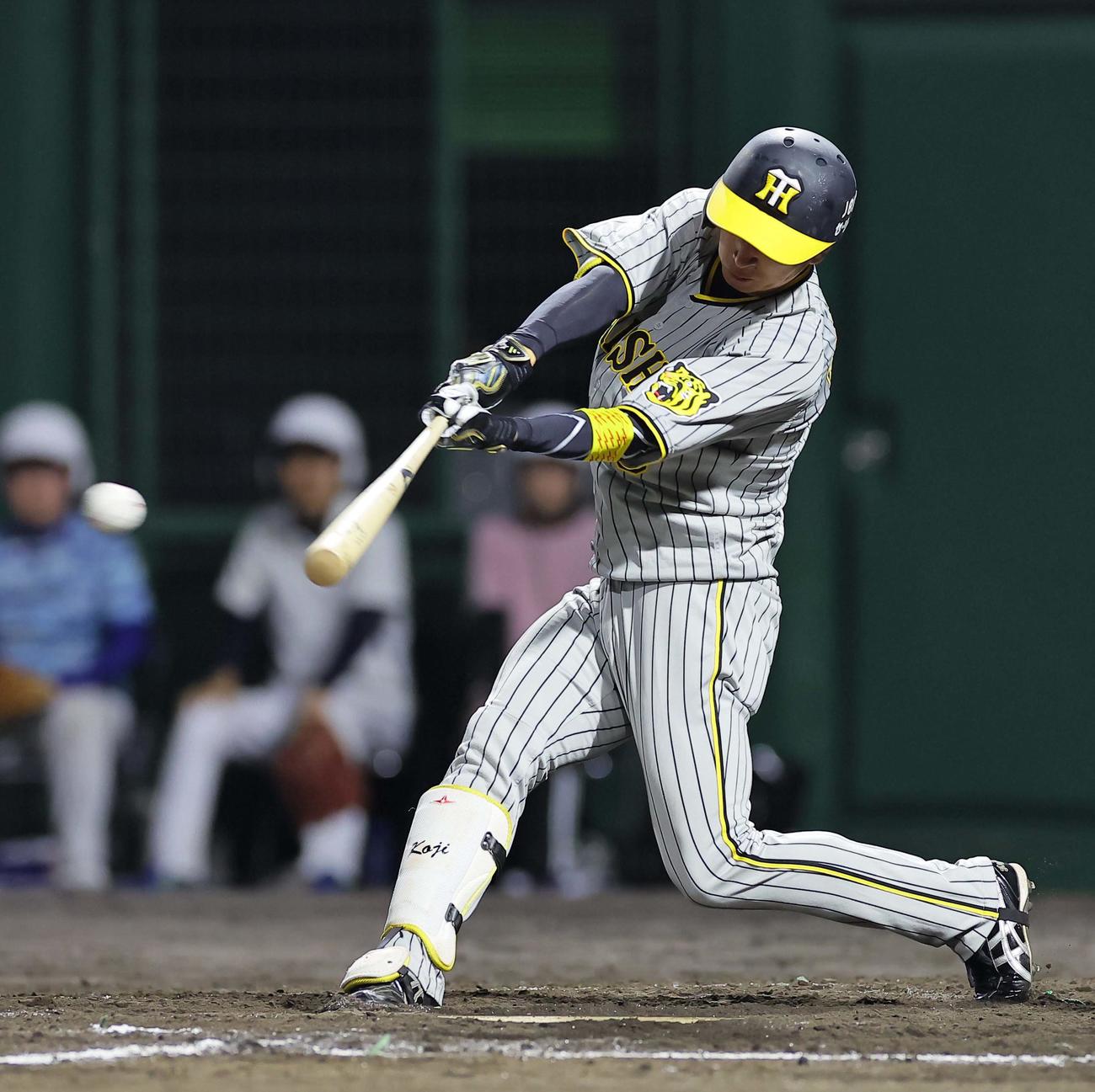 中日対阪神　9回表阪神1死満塁、近本は右に2点適時二塁打を放つ（撮影・上田博志）